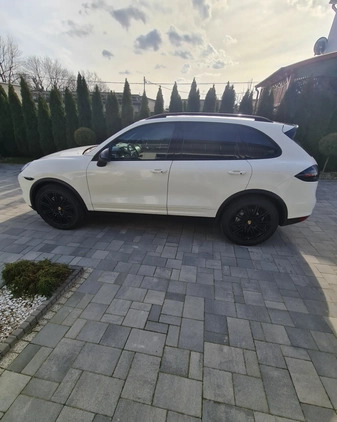 Porsche Cayenne cena 99900 przebieg: 350000, rok produkcji 2011 z Biecz małe 352